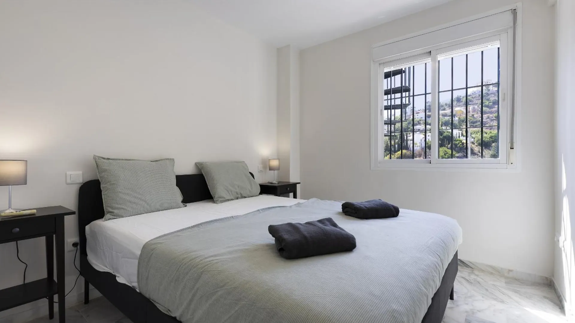 Charming 2-Bedroom Apartment With Terraces & Pool In Torrequebrada ベナルマデナ 0*,  スペイン