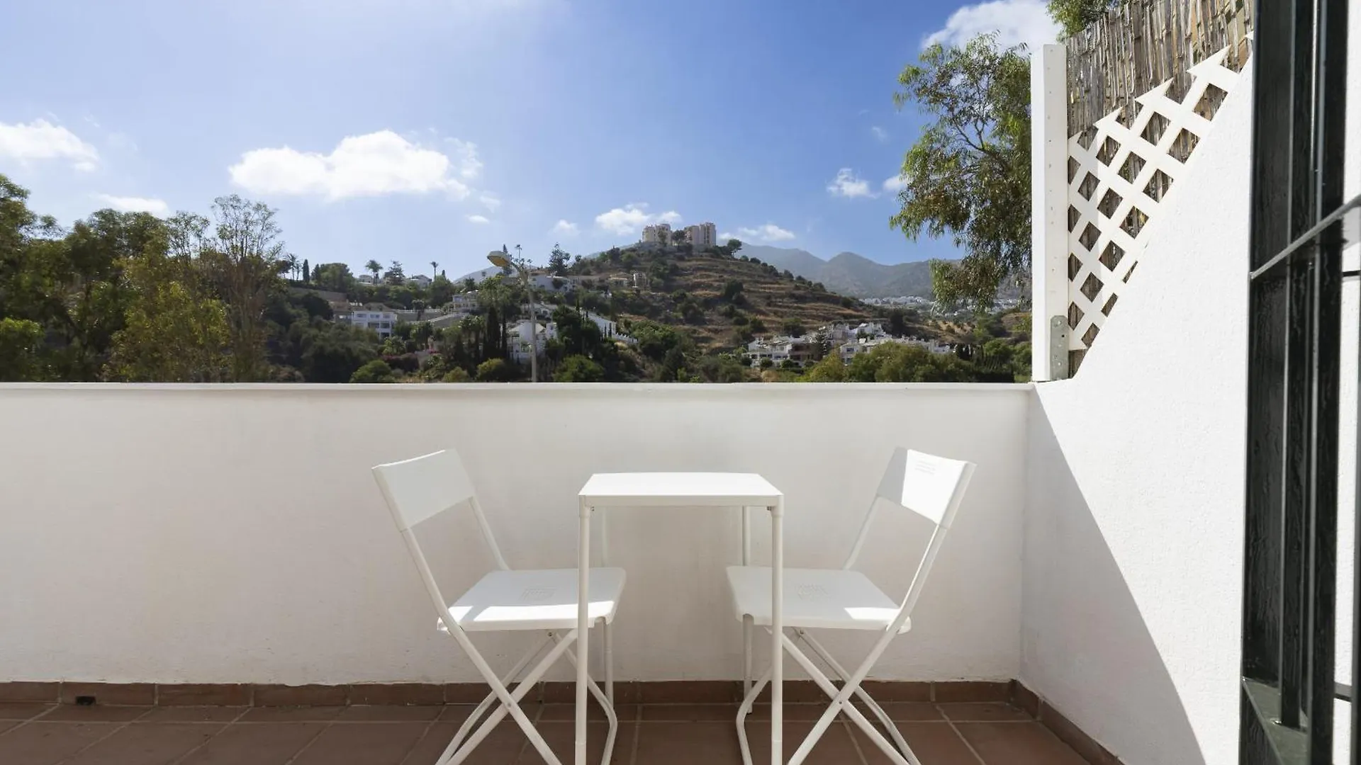 Charming 2-Bedroom Apartment With Terraces & Pool In Torrequebrada ベナルマデナ