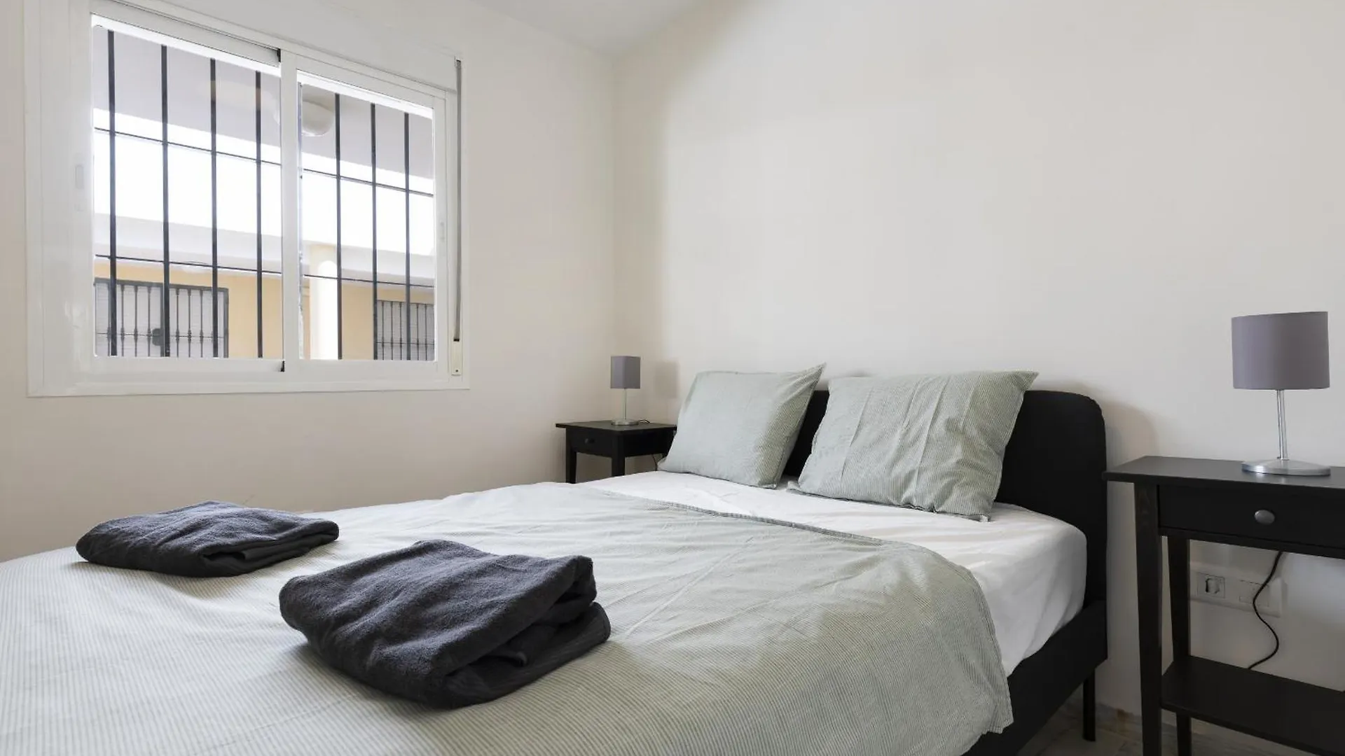 Charming 2-Bedroom Apartment With Terraces & Pool In Torrequebrada ベナルマデナ スペイン