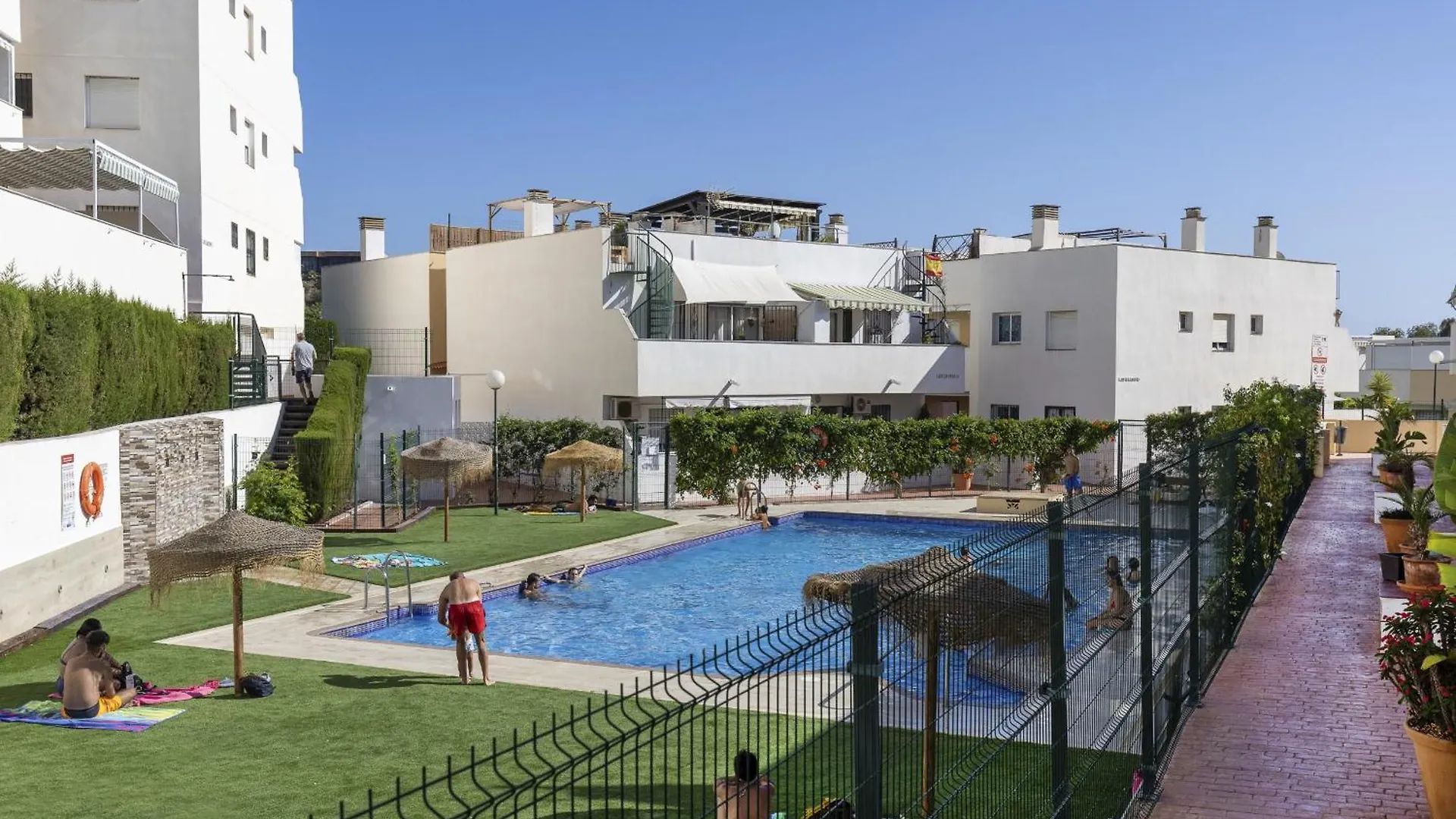 Charming 2-Bedroom Apartment With Terraces & Pool In Torrequebrada ベナルマデナ