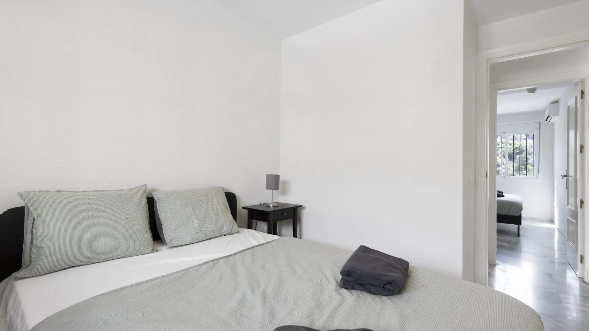 Charming 2-Bedroom Apartment With Terraces & Pool In Torrequebrada ベナルマデナ