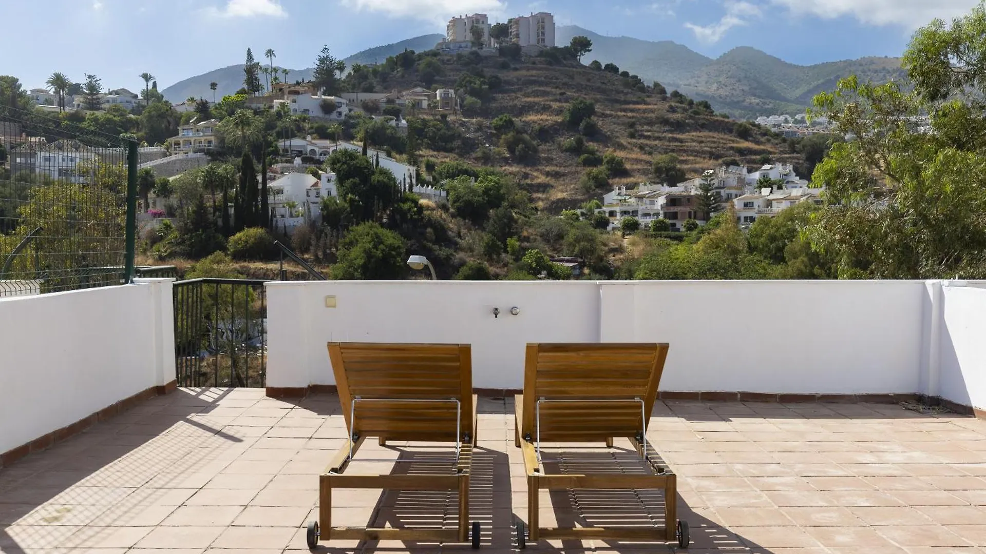 Charming 2-Bedroom Apartment With Terraces & Pool In Torrequebrada ベナルマデナ 0*,  スペイン