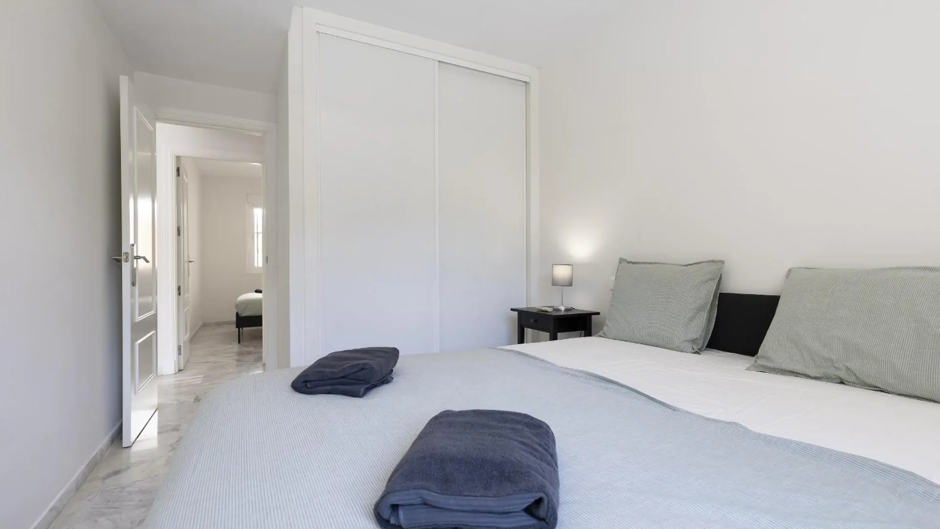 Charming 2-Bedroom Apartment With Terraces & Pool In Torrequebrada Benalmádena Spanyolország