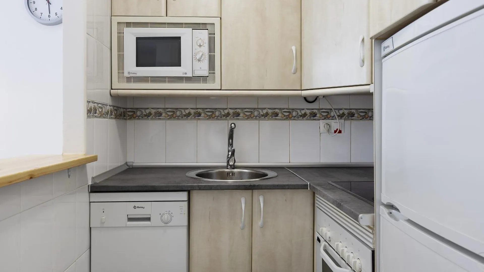 Charming 2-Bedroom Apartment With Terraces & Pool In Torrequebrada Benalmádena