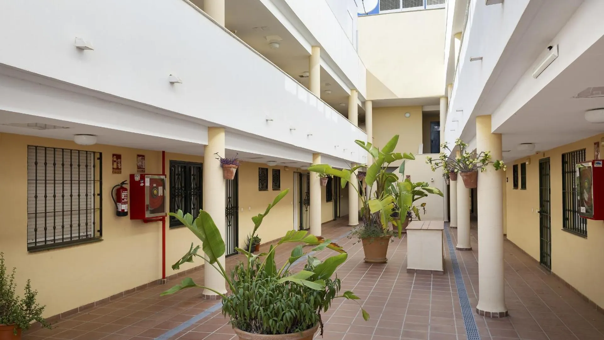 Charming 2-Bedroom Apartment With Terraces & Pool In Torrequebrada Benalmádena