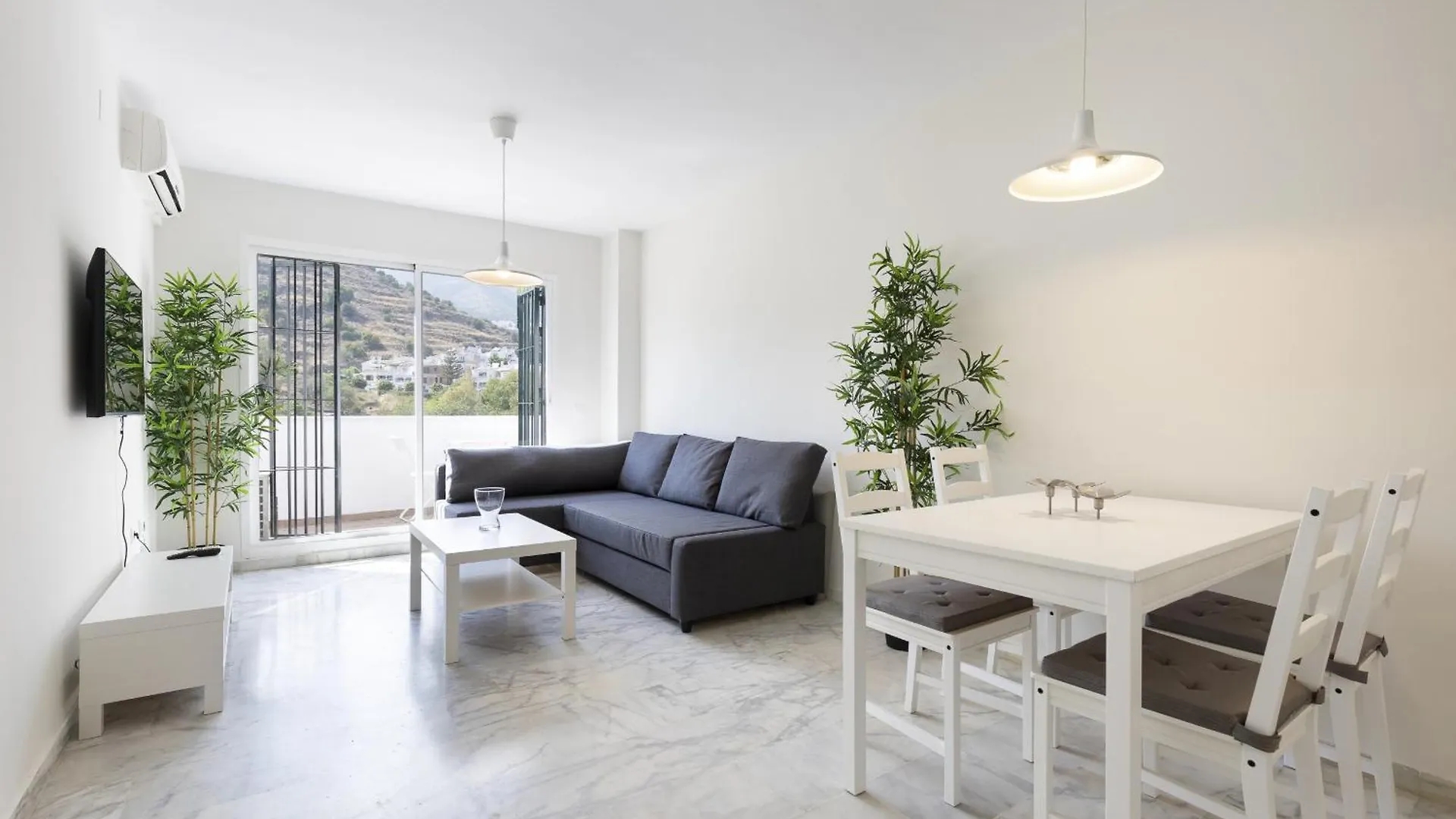 Charming 2-Bedroom Apartment With Terraces & Pool In Torrequebrada Benalmádena