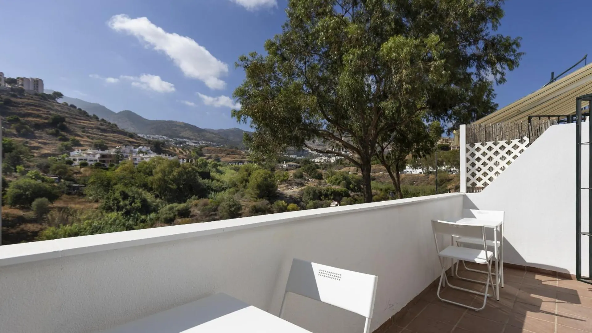 Charming 2-Bedroom Apartment With Terraces & Pool In Torrequebrada Benalmádena Spanyolország